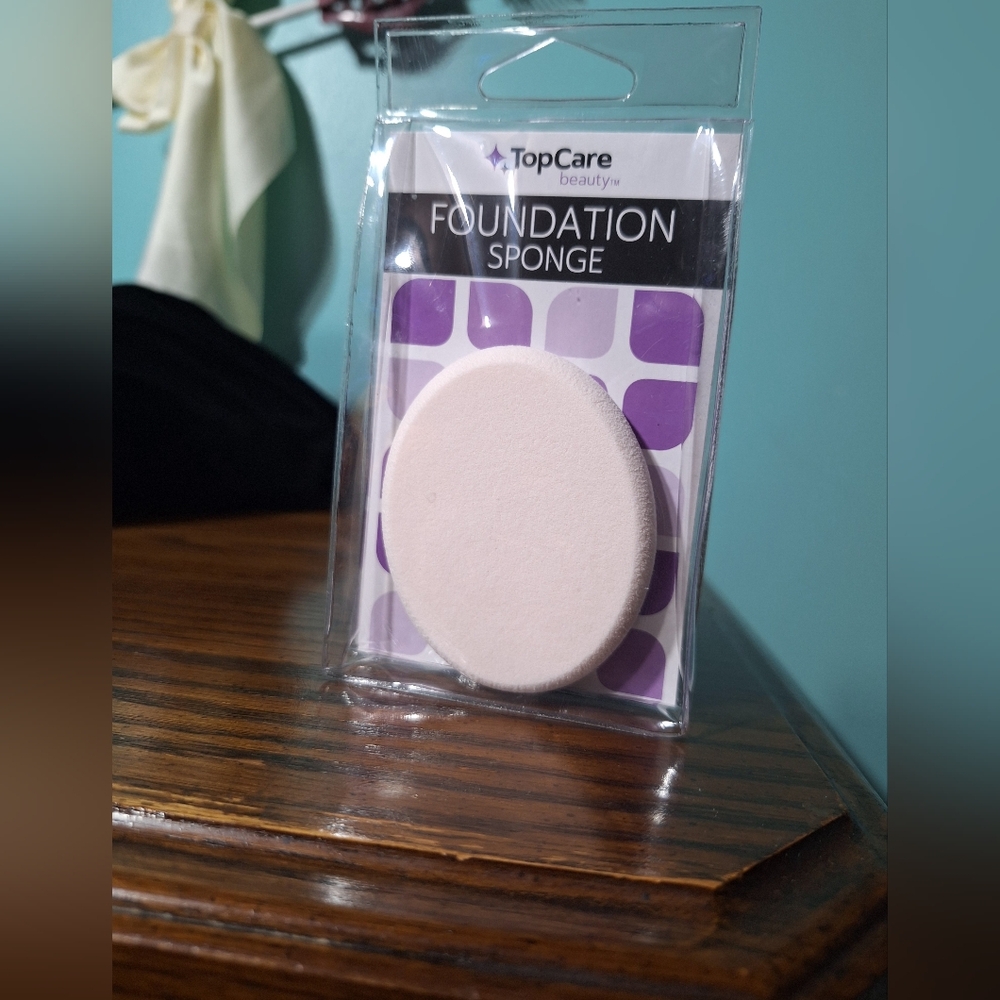 Foundation Sponge - Picture 2 of 3